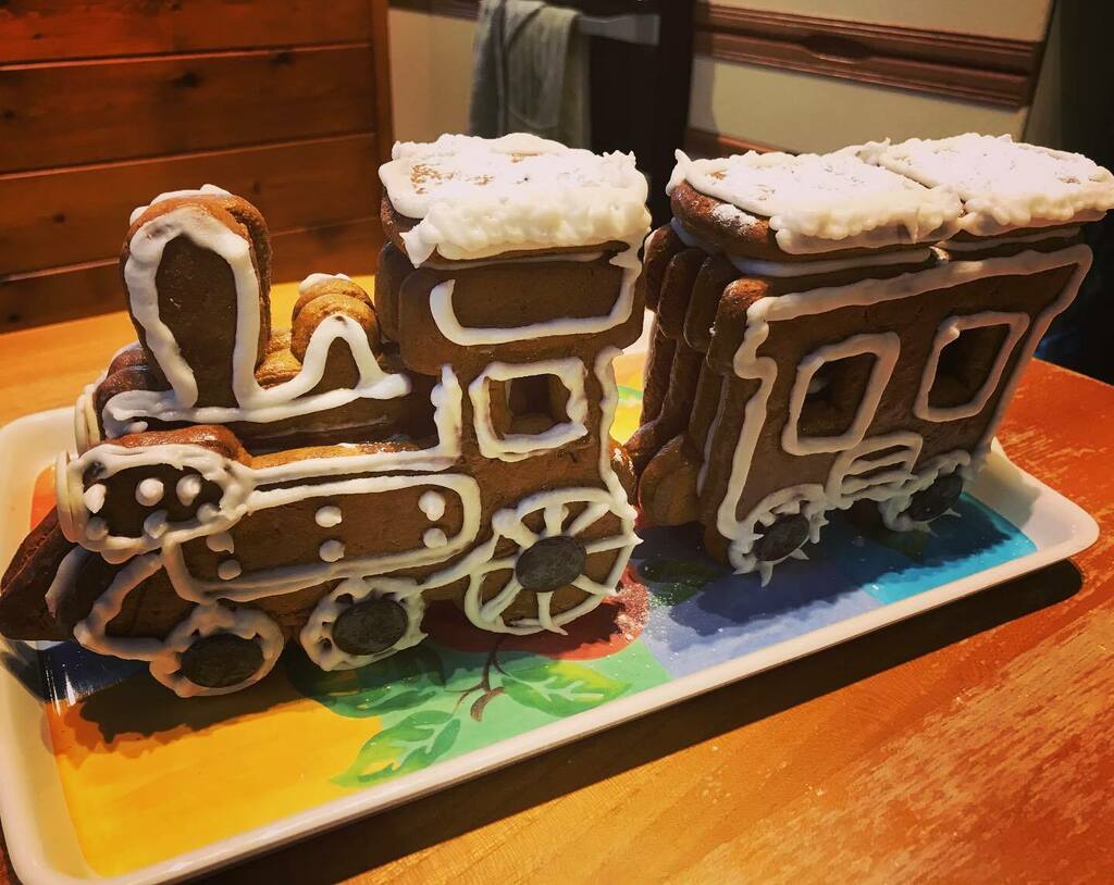 PennyBlogs's tweet photo. Forget gingerbread houses, it’s all about gingerbread trains here! #christmas #christmas2020 #gingerbread #gingerbreadtrain #epig https://t.co/2rj1sBwdyL https://t.co/Ptz7EUS9aX