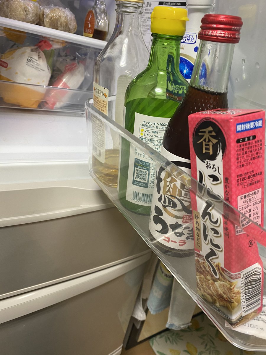 miruoh_no's tweet photo. 我が家では基本的に僕が家事担当なんです。冷蔵庫の管理も僕がやってます。
でも、これは知らない。
嫁よ。何を買ってきた。 https://t.co/LZZbGr4c4W