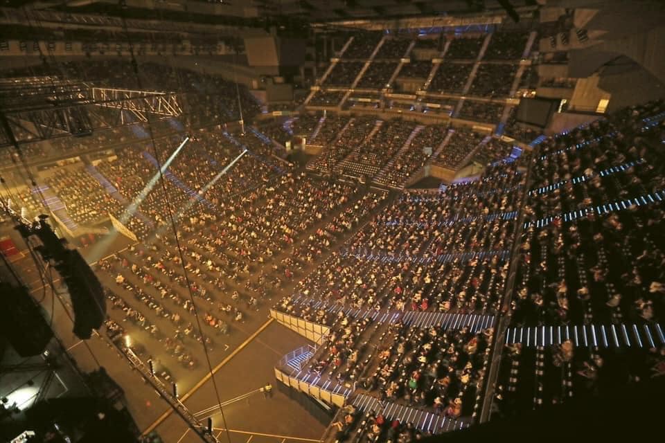 castropma's tweet photo. @FonsiLoaiza Otra vista más objetiva del concierto de ayer. Te aseguro que hay más gente y con menos distancia en cualquier centro comercial de Madrid que en ese concierto.
El wizink center en formato rock (pista + gradas) tiene un aforo de +17.000 personas, ayer solo había 5.000 personas. https://t.co/x7AQsXWVc6