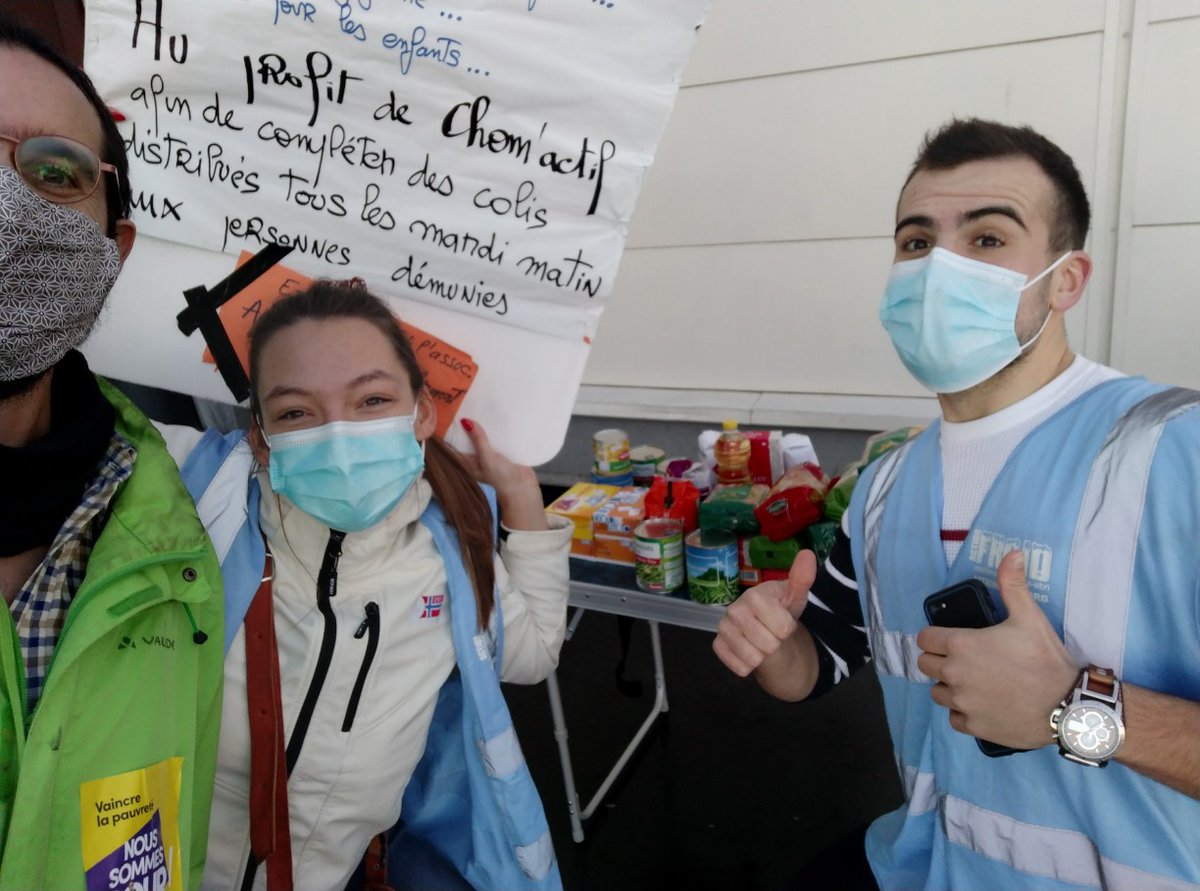 N1c0la5d's tweet photo. Encore une centaine de kg collectés ce matin par #ActionFroid et #InsoumisSolidaires !
En attendant d'éradiquer la pauvreté 😡, merci les gens pour vos dons 😍
#LFIenAction https://t.co/EDuZoLAWop