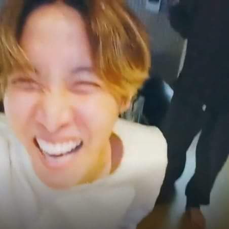 jtoni_n's tweet image. bts falling head over heels for hoseok - a thread :