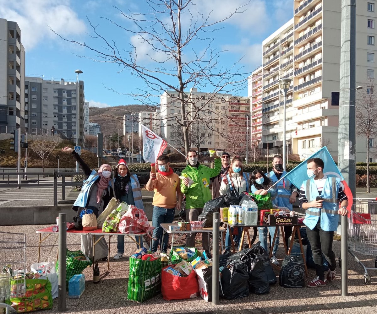 N1c0la5d's tweet photo. Encore une centaine de kg collectés ce matin par #ActionFroid et #InsoumisSolidaires !
En attendant d'éradiquer la pauvreté 😡, merci les gens pour vos dons 😍
#LFIenAction https://t.co/EDuZoLAWop