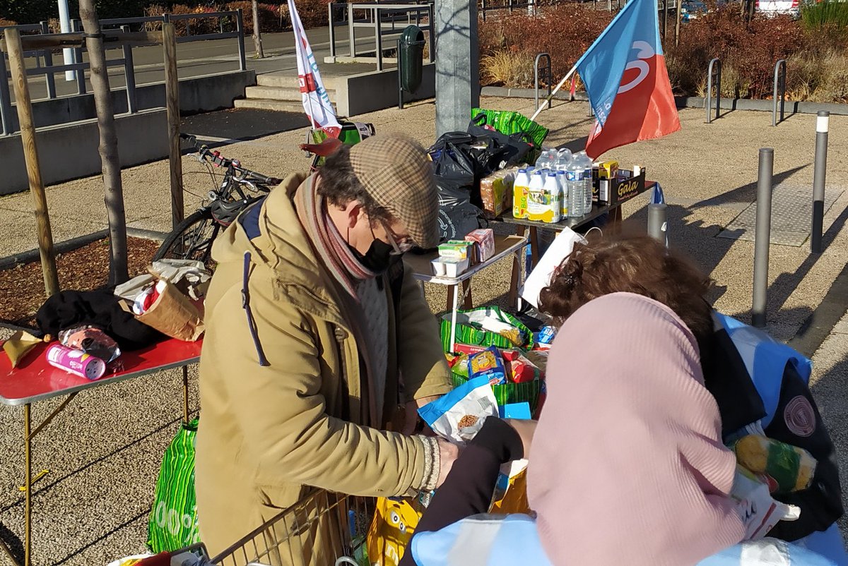 N1c0la5d's tweet photo. Encore une centaine de kg collectés ce matin par #ActionFroid et #InsoumisSolidaires !
En attendant d'éradiquer la pauvreté 😡, merci les gens pour vos dons 😍
#LFIenAction https://t.co/EDuZoLAWop
