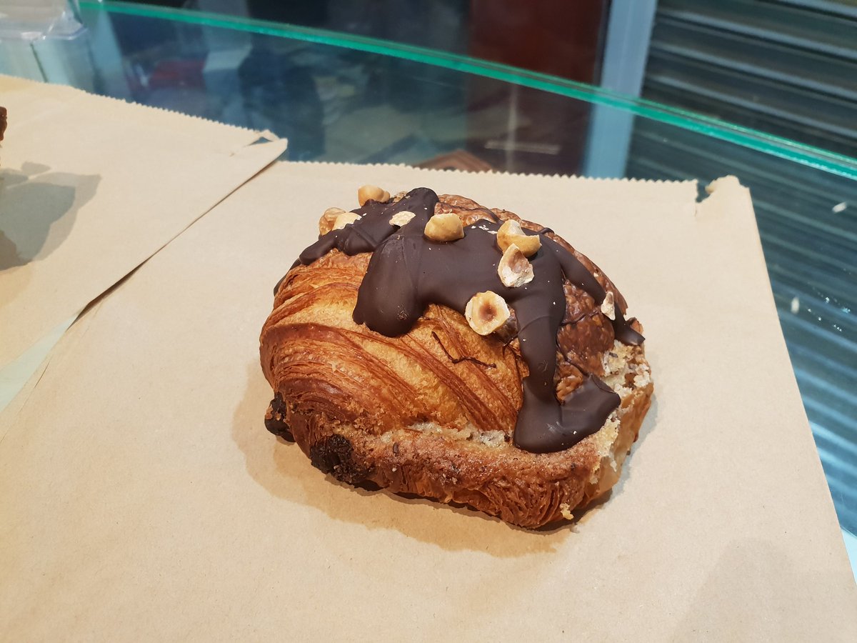 willhomerrr's tweet photo. @akialyne kouign amann and a Chocolatine Hazelnut https://t.co/OHoIMTiO0g