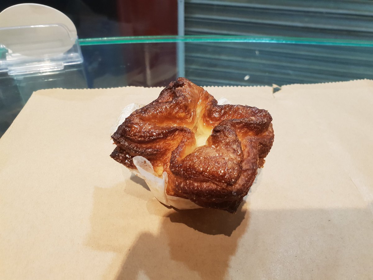 willhomerrr's tweet photo. @akialyne kouign amann and a Chocolatine Hazelnut https://t.co/OHoIMTiO0g