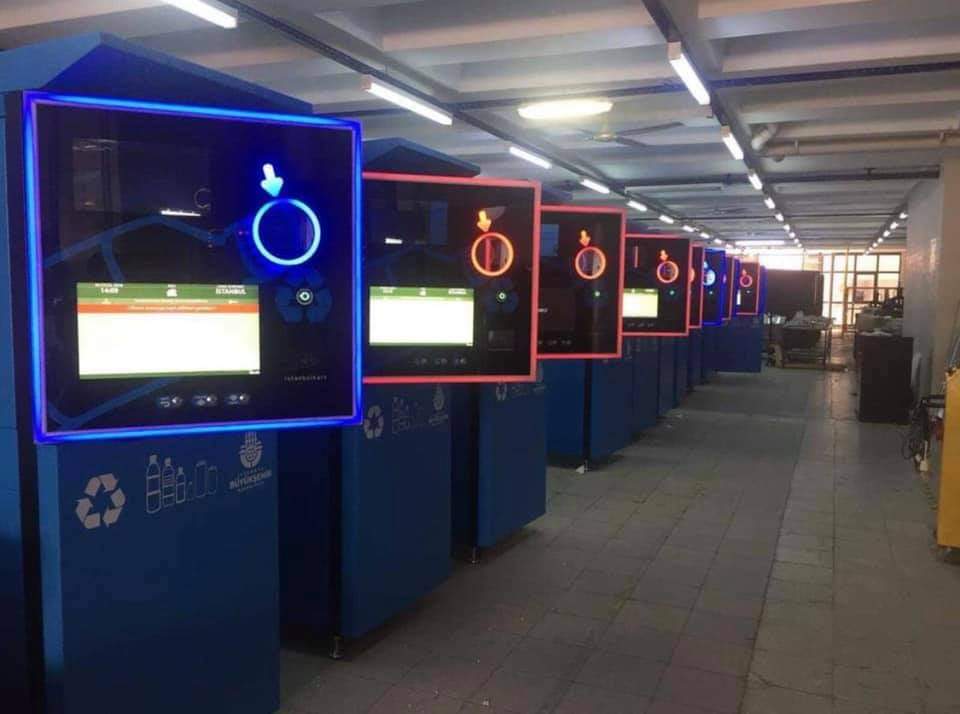Plastik şişeleri geri dönüştürmek için atacağımız ve karşılığında istanbulKart’a bakiye yükleyecek makineler hazır. Çok yakında İstanbul’da her yerde görebiliriz.