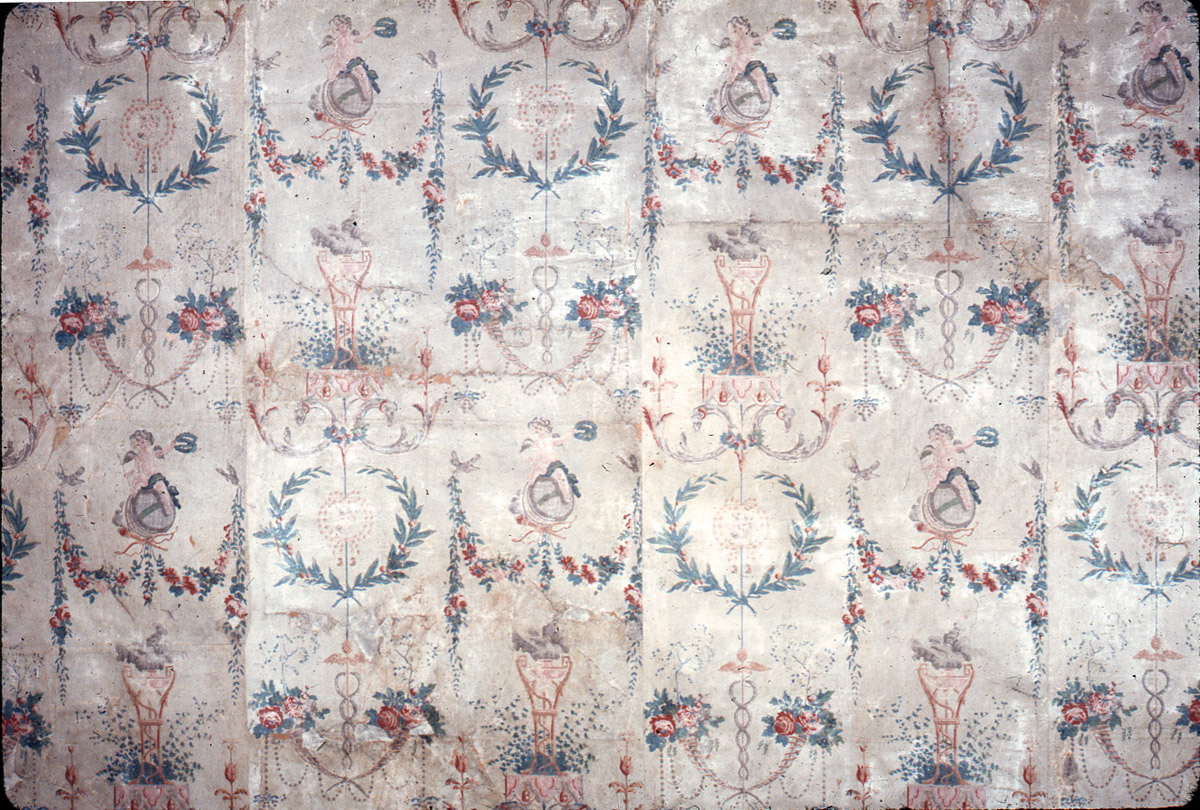 StilesHouse's tweet photo. The main bedroom originally featured wallpaper (1789) printed by French firm Jacquemart et Bénard.  In the1920s, all of the wallpaper was sold to Winterthur.  The first pictures show the wallpaper displayed at Winterthur. The circa 1900 pic shows the wallpaper in the main bedroom https://t.co/6cqYU4Lucf