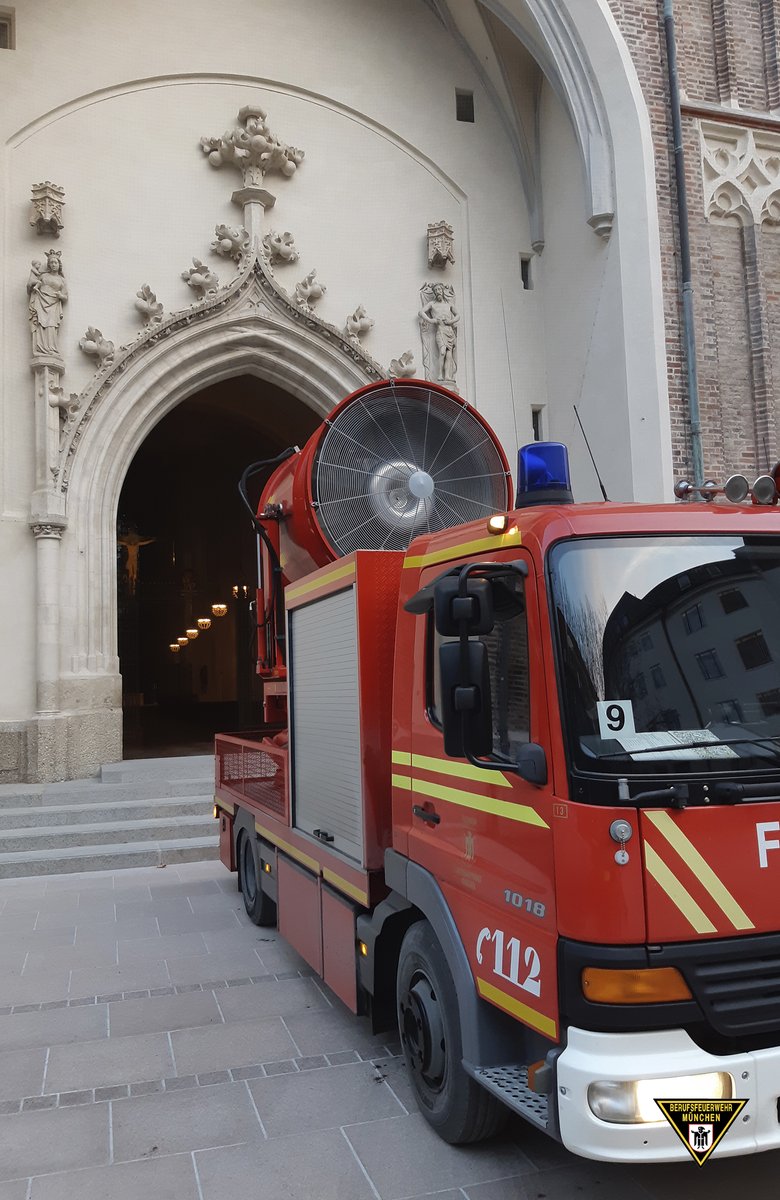 Advent, Advent ein Adventskranz brennt... und sorgt für eine starke Rauchentwicklung im Dom zu Unser Lieben Frau
Ganzer Bericht: bit.ly/2WAvfFq
#wirfuerMuenchen