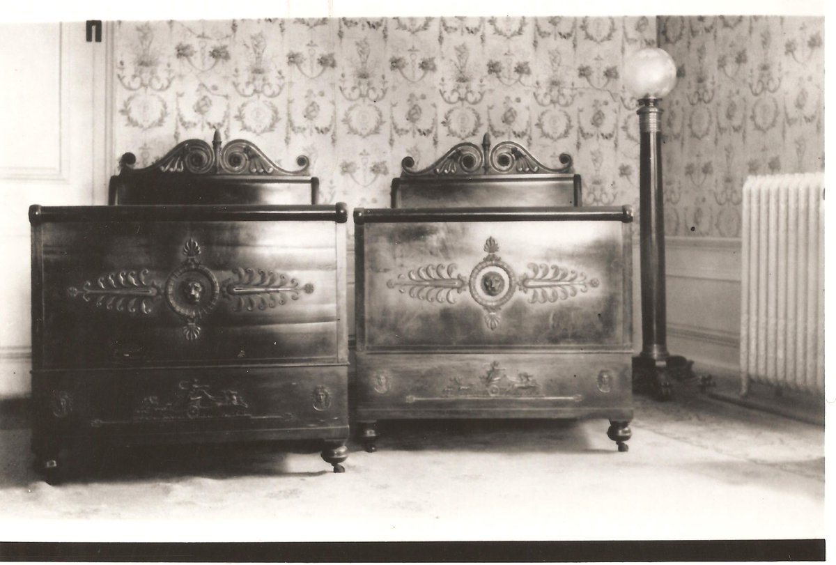 StilesHouse's tweet photo. The main bedroom originally featured wallpaper (1789) printed by French firm Jacquemart et Bénard.  In the1920s, all of the wallpaper was sold to Winterthur.  The first pictures show the wallpaper displayed at Winterthur. The circa 1900 pic shows the wallpaper in the main bedroom https://t.co/6cqYU4Lucf