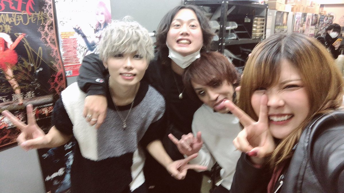 HaLu_vo_'s tweet photo. VELATRIAのラストライブ終わりました！
ほんとに4年間皆さん応援ありがとうございました！
最高のメンバーとバンドができて幸せ者です😢
ほんとに応援してくれたみんなのおかげでやりきることが出来ました！
私たちはそれぞれの道に進みますが
応援よろしくお願いします。
ありがとうございました！！ https://t.co/E8XAITrSWb