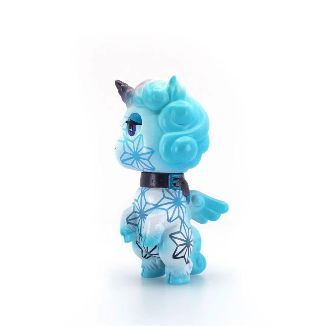 UCCProjects's tweet photo. Frostbit Aura ❄️
limited to 10 pieces 🦄
Painted by @Candie_Bolton 

Now available at Candie’s website~ ✨
https://t.co/o1f4JuJyZd

#sofubi #ソフビ #vinyltoy #softvinyltoy #artist #painter #femaleartist #toy #art #arttoy #arttoys #玩具 #doll #獨角獸 #unicorn #rainbow #aura https://t.co/k9JZ8Hhopx