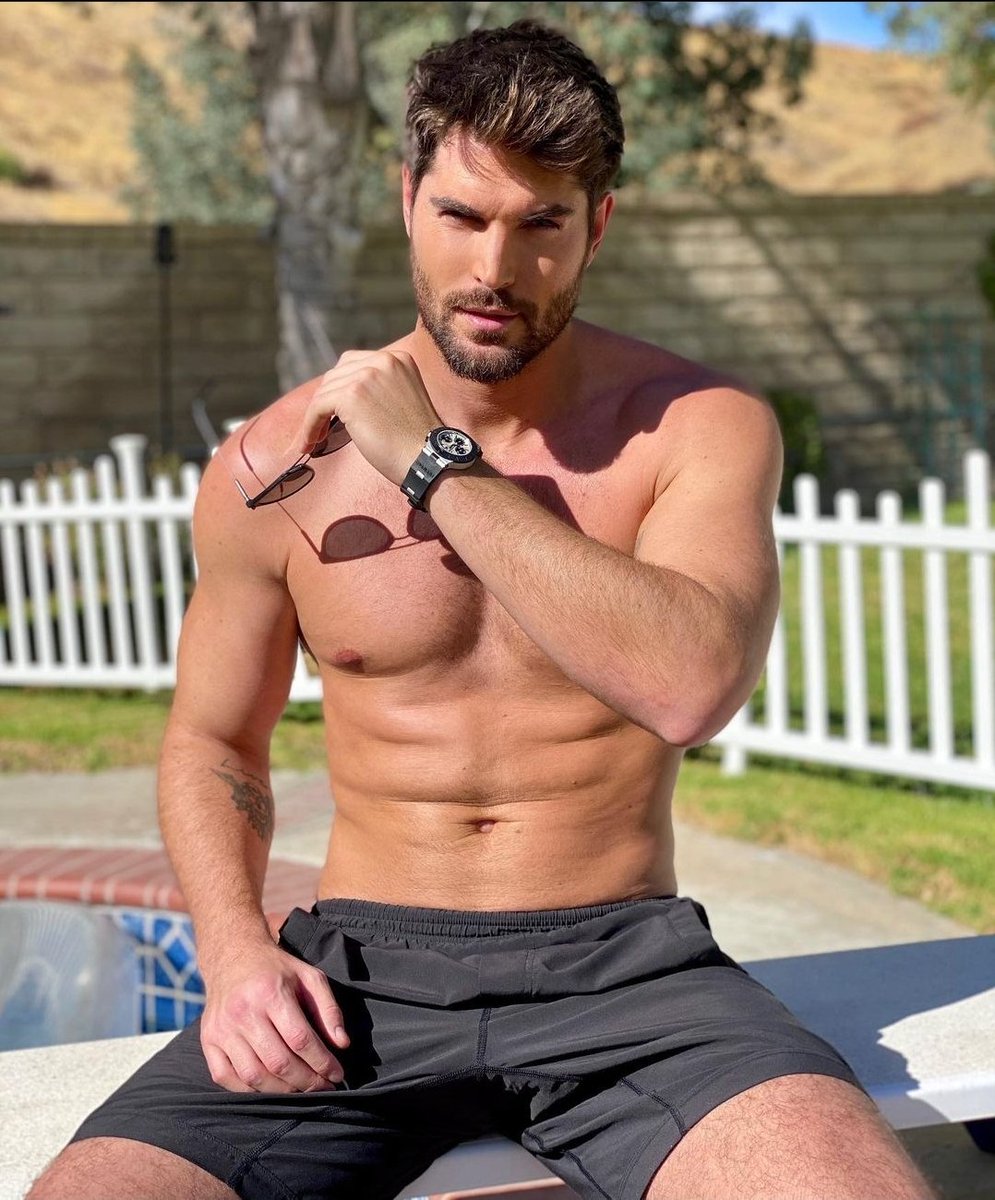 "Haven't done a #SeductiveSunday in awhile. I'll leave this for <a href="/TattooedClaws/">Rixon Deohis.</a> whenever she's back around