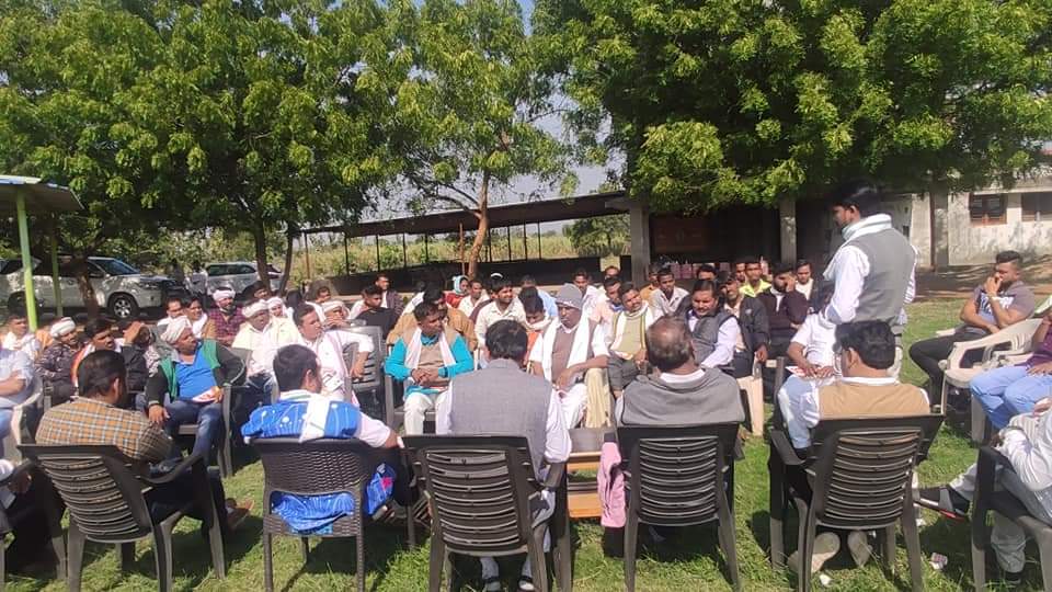आज बीटीपी हेडक्वार्टर पर गुजरात मे आनेवाले पंचायती चुनावो की रणनीति पर विचार विमर्श करने के लिए बीटीपी राष्ट्रीय अध्यक्ष मान्यवर महेशभाई वसावाजी की अध्यक्षता मे आयोजित की गई। मीटिंग मे बीटीएस व बीटीपी के सभी राष्ट्रीय पदाधिकारी, प्रदेश के पदाधिकारी और जिला अध्यक्ष की उपस्थिति रही