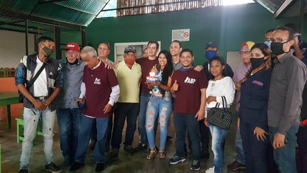 angelfuentesl's tweet photo. #20Dic Que nadie se rinda!! Esta lucha es por el retorno de nuestros hermanos hoy en el exilio, la liberación de los Presos Políticos y la #Libertad.. @ABPVenezuela 20 años comprometidos con #Venezuela... #Maturin Grita: Fuera la Usurpación. #JusticiaYa. Arriba Corazones🇻🇪 https://t.co/beHI4ipTfX