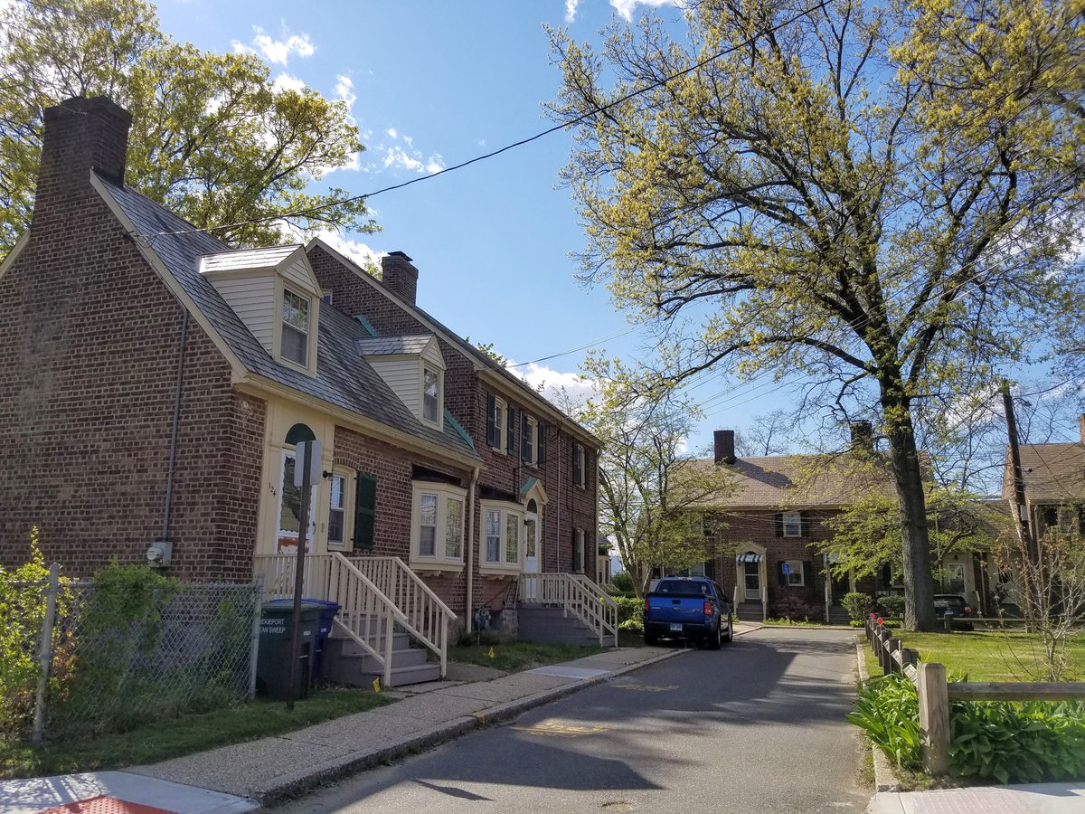 The architects included semi-detached and row housing. Minimal space was set aside for front yards. Instead, green space was provided in the back or in small greens. I saw a lot of kids playing in these greens, but they weren't overcrowded.
