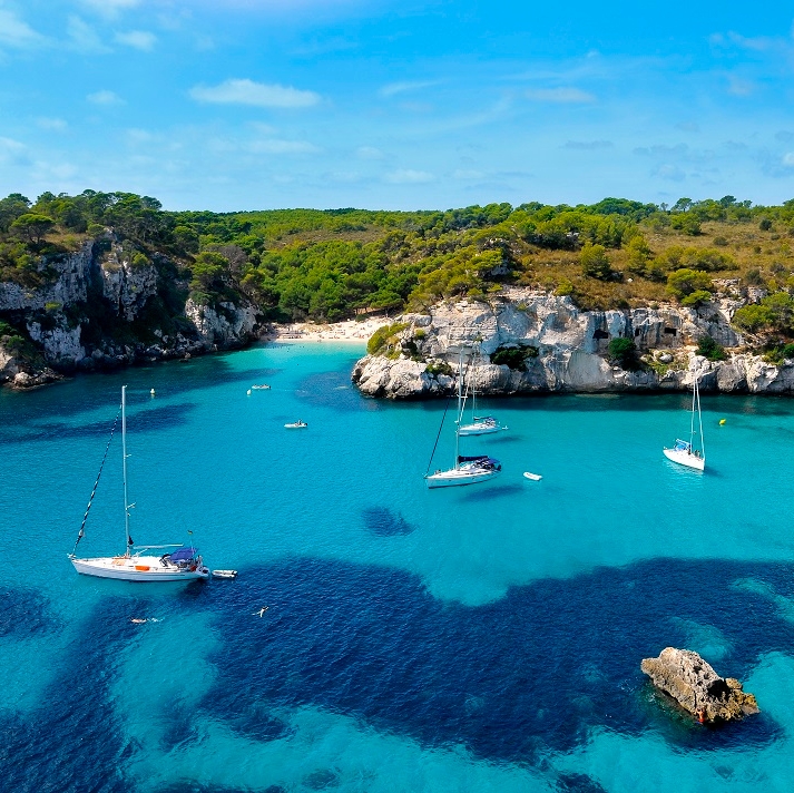 Esta es Cala Macarelleta, una de las playas más bonitas de Menorca. 

This is Cala Macarelleta, one of the most beautiful beaches in Menorca. 

#calamacarelleta #menorca #menorcaparadise 

bit.ly/HotelesGlobales