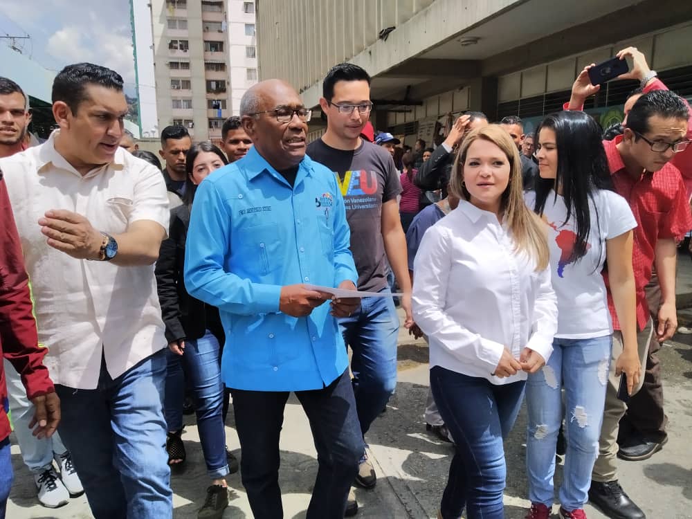SCMisionRibas's tweet photo. Desde los Mov Sociales de la #MisiónRibas Le deseamos un Feliz Cumpleaños a Nuestro Ministro @psuvaristobulo y agradecimiento por su constante disciplina por impulsar la educación de nuestra Patria, ¡Sigamos Venciendo Profe!
#DisciplinaAnteElCovid19
@NicolasMaduro
@DhelizAlvarez https://t.co/TZcyTdbatl