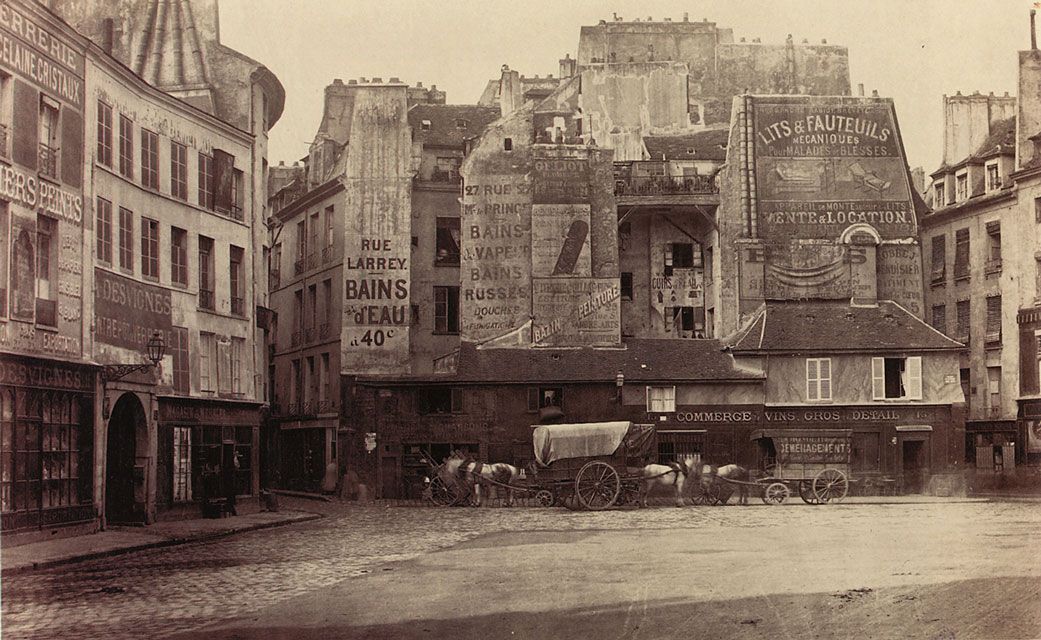 Napoleón III le encarga a él la ¿reforma del centro? Error, la reconstrucción* del centro. Se encargó al fotógrafo Charles Merville la documentación del centro para que quedara constancia de la ciudad que iba a, literalmente, desaparecer. Así era el París antiguo: