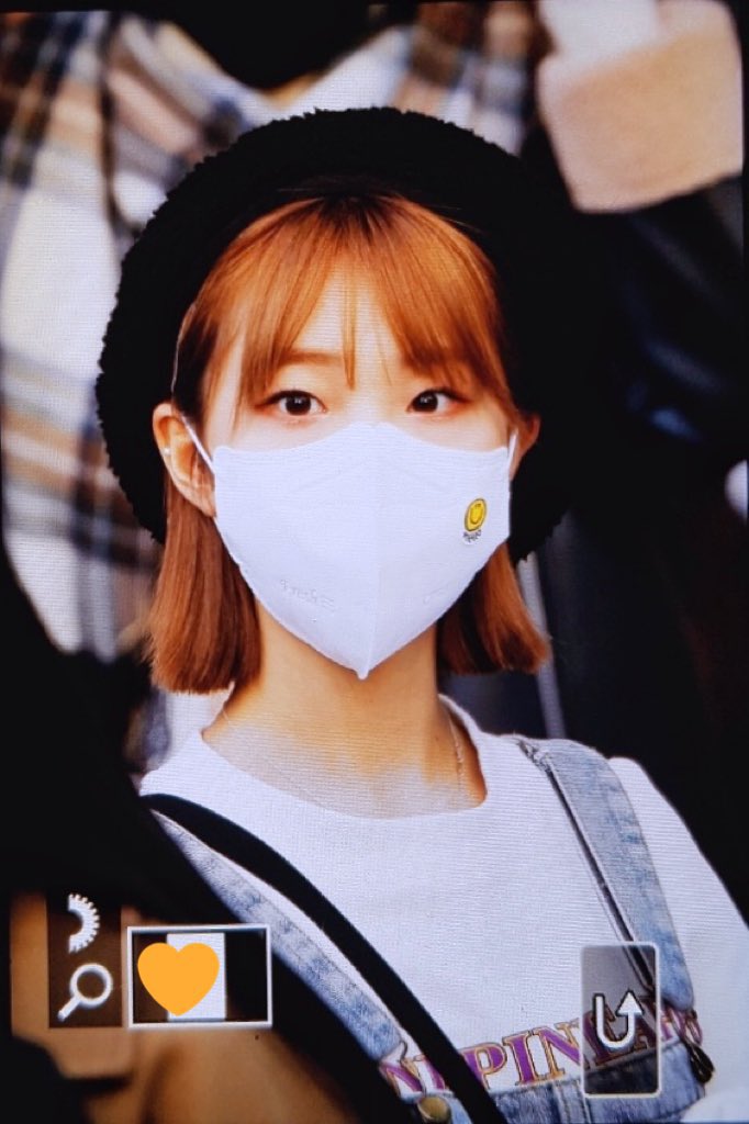 yeojinthinker's tweet photo. YEOJIN IS WEARING A BERET !!!!!  I REPEAT:  IM YEOJIN IS WEARING A BERET !!!!!!!!!! https://t.co/f5bGMzfsW0