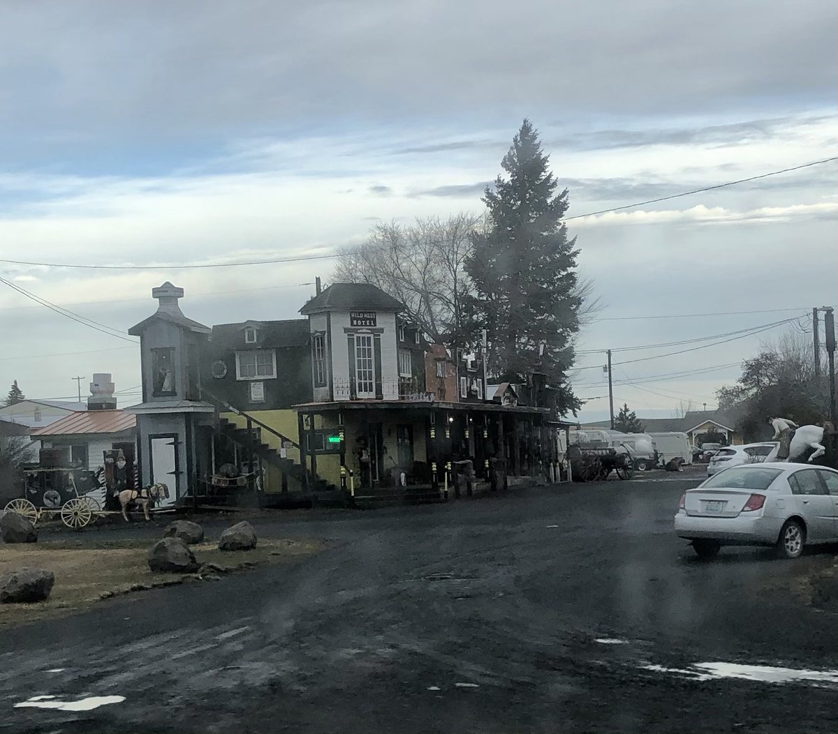 roadquill3000's tweet photo. Lil western town https://t.co/voGI2y8Xe5