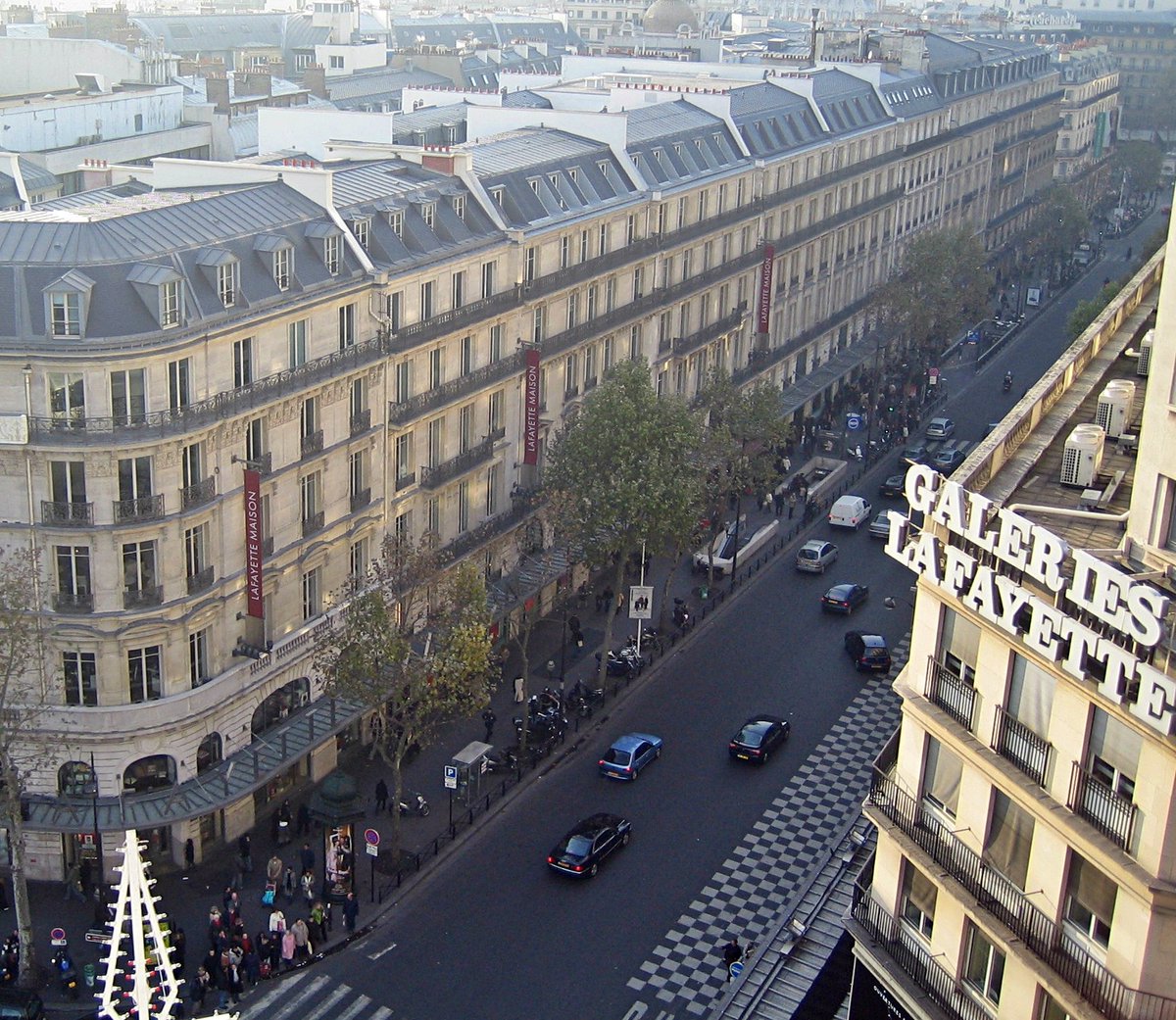 Haussmann crea su nueva red de grandes boulevares, en los que los edificios deben tener por ley las mismas alturas e inclinación de los tejados, así como una altura máxima total de 20 metros. Vamos, estoy hablando de este París: