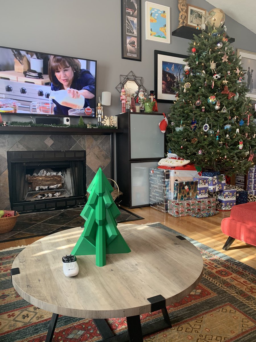 MCHRISP1's tweet image. Loving our new coffee table centerpiece. 🌲#ModernChristmasTree
