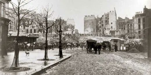 Todas estas críticas llevan a que en 1870 Napoleón III deje caer la figura de Haussmann, meses antes de la III República, que heredó toda la deuda resultante. El balance fue de 57 calles o pasajes desaparecidas, 2227 casas demolidas y más de 25 000 habitantes expropiados.