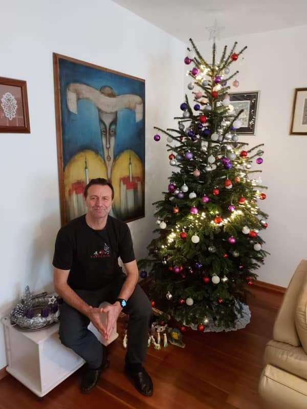 Psiholozi preporučuju da u svom domu ranije napravimo božićni ugođaj kako bi popravili raspoloženje koje nam je ubila pandemija korone. Istina je! Mi smo svoj🎄okitili ranije, a Vi? 
#bozic #obitelj