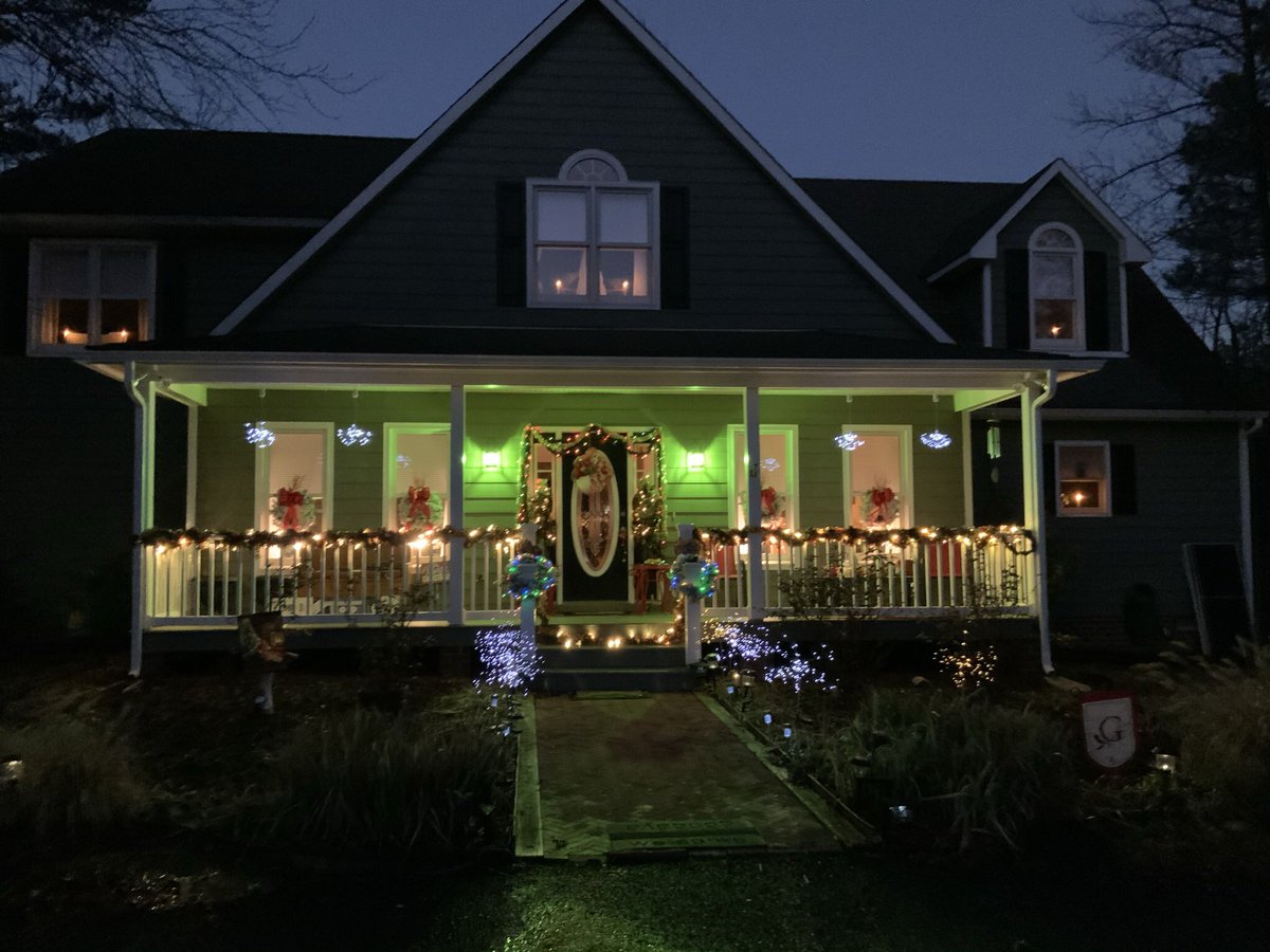 Merry Christmas to all my friends on Twitter,here’s to hoping that 2021 will be better than 2020🙋‍♀️🎄🍾