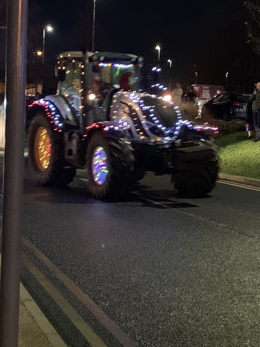CathAlderHey's tweet image. Absolutely brilliant @agricontract @MerseyPolice from all of us at @AlderHeyCharity @AlderHey - thank you 🚜🎄☃️🙌🏻