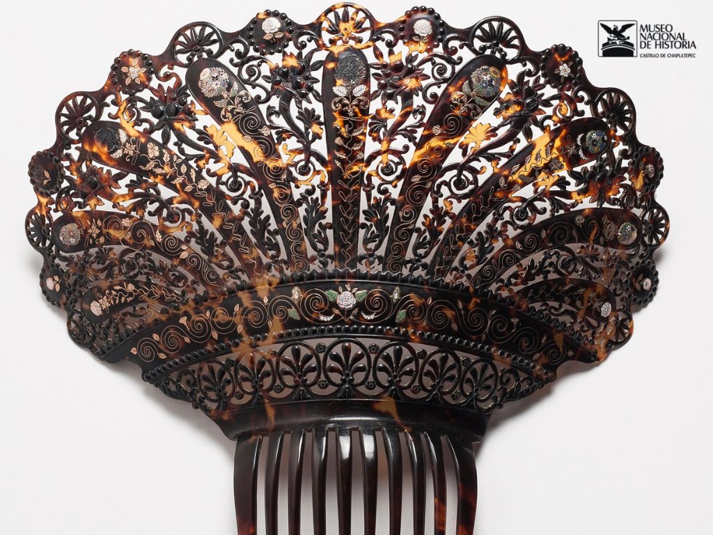 Museodehistoria's tweet photo. #TeMostramos detalles de una peineta de carey, realizada en Italia en el siglo XIX. Los objetos de carey que circularon en la Nueva España procedían del comercio con Asia, Europa así como de Campeche y Puebla donde había grandes artesanos. Esta pieza es parte de la #colecciónMNH https://t.co/lU88dzMqZx