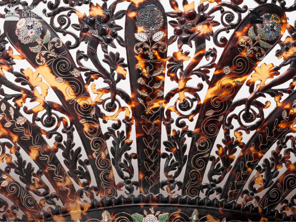 Museodehistoria's tweet photo. #TeMostramos detalles de una peineta de carey, realizada en Italia en el siglo XIX. Los objetos de carey que circularon en la Nueva España procedían del comercio con Asia, Europa así como de Campeche y Puebla donde había grandes artesanos. Esta pieza es parte de la #colecciónMNH https://t.co/lU88dzMqZx