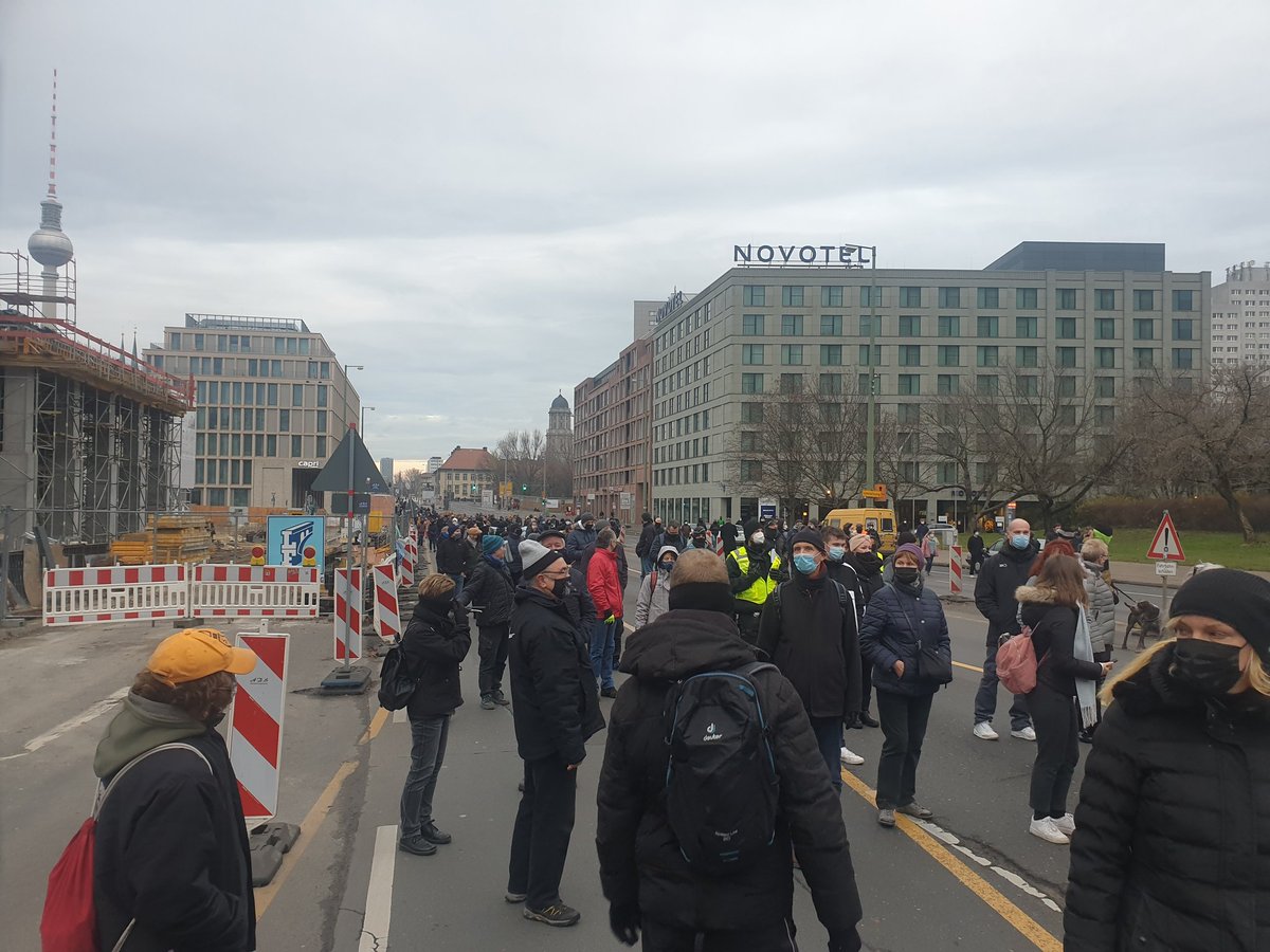 AfDLindemann's tweet photo. Heute parlamentarischer Beobachter beim Schweigemarsch #Berlin #be2012 für Frieden, Freiheit und den Schutz unseres Grundgesetzes. https://t.co/S4D1C0hMhC
