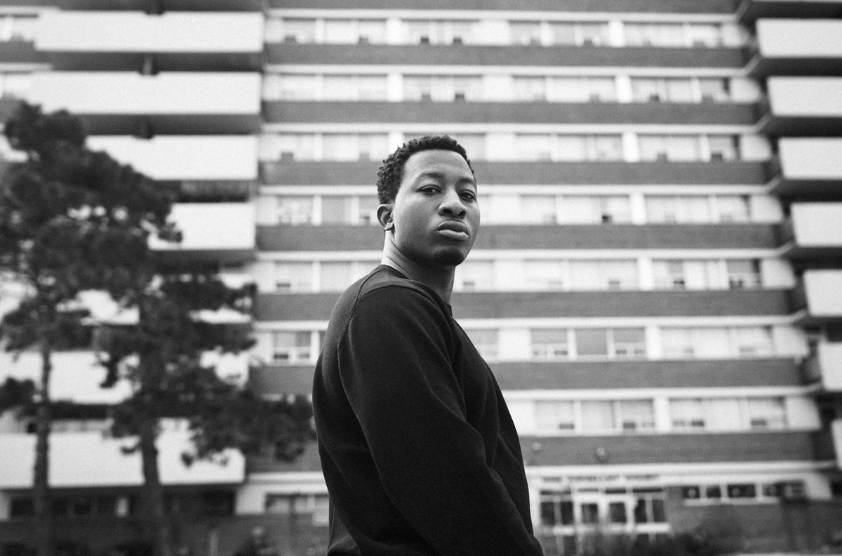 CurtisCarmicc's tweet image. As a child I use to sell drugs. Now I speak, wrote my first book, and build mobile apps. I’m still trapping...Just with a different product. Drug dealers can sell drugs but a hustler can sell anything. Can’t wait to show the world the side of Scarborough not found in books #2021