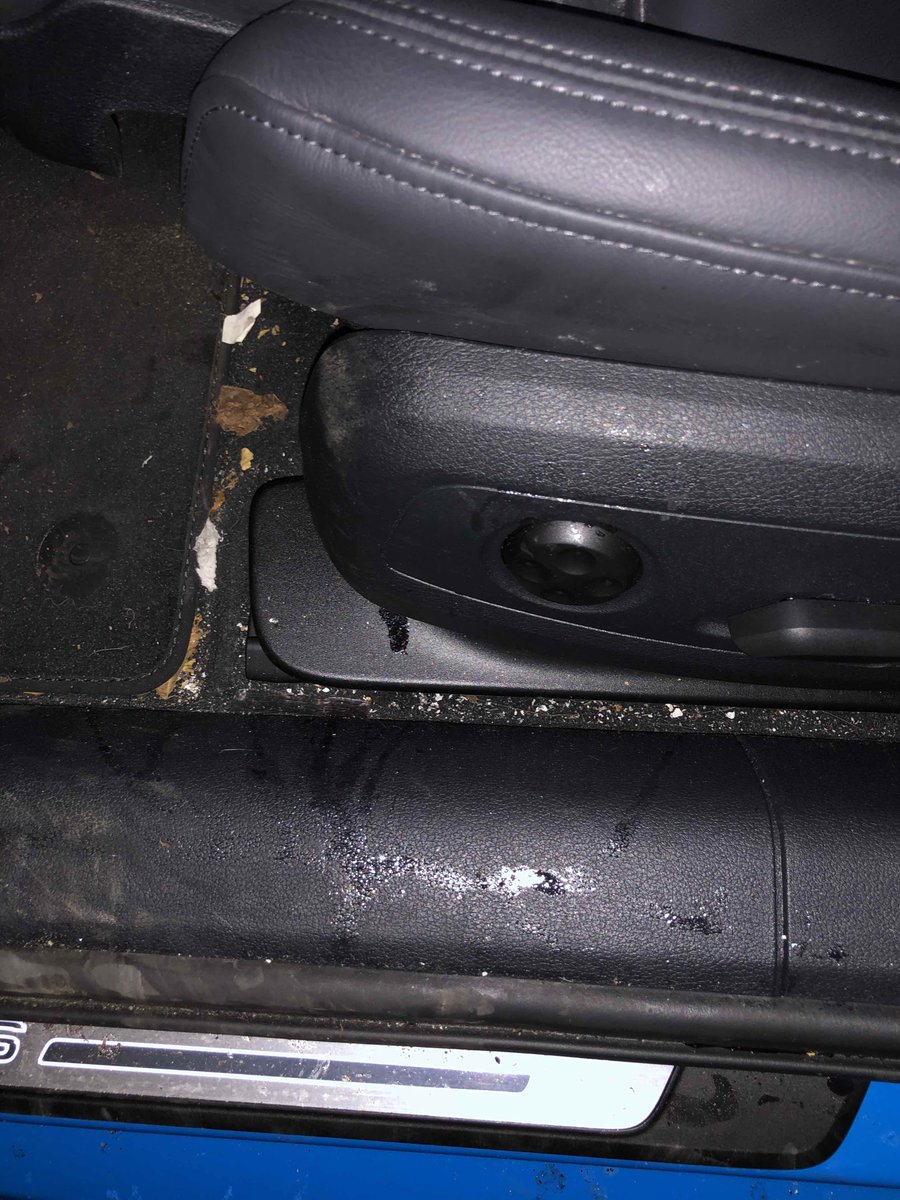 MitschelUK's tweet photo. @SixtDE Da freue ich mich wieder besonders für die nächsten 7 Tage mit einem eurer Share-Fzg. fahren zu dürfen. Wunderbar das die KFZ immer von euch richtig schön sauber gemacht werden. Toll... Nicht. Pure Enttäuschung - mal wieder. Aber das wars für mich mit euch. https://t.co/tqETBla0Y8
