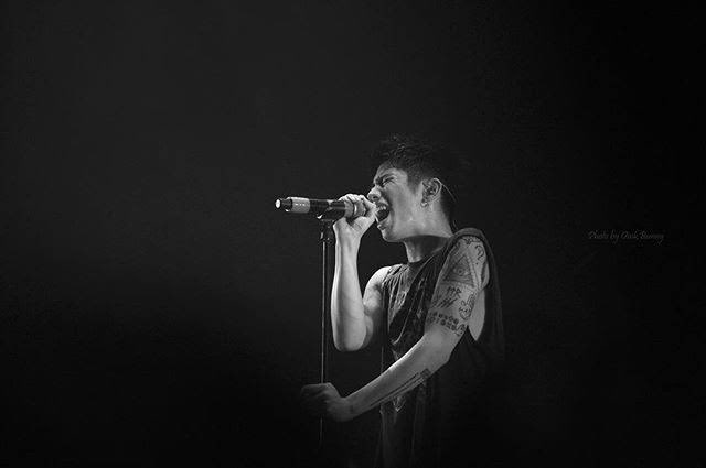 今日は、「ONE OK ROCK」がお前らに
希望や夢を与える場所じゃないんだよ。

ここに来たお前らが他の誰かに、夢や希望を
与える為に俺が今日ここに立ってんだいいか？

それは絶対忘れるな!!!!

Taka - ONE OK ROCK