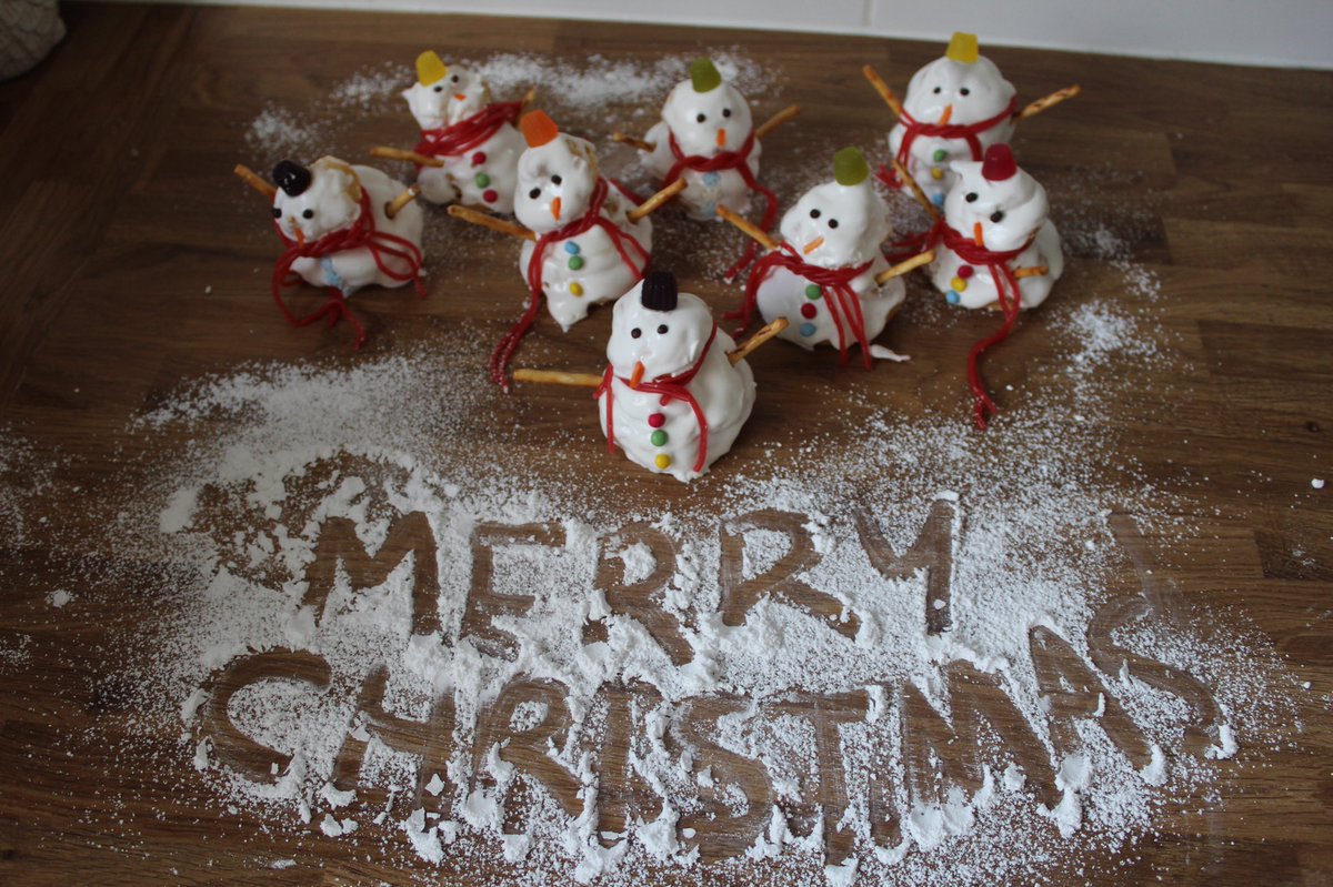 KayleighJayA's tweet photo. Thanks to my amazing work team again for my new recipe book! I used it today for the first time, I LOVE it! Here’s my go at the chox snowmen! ⛄️ Also some Christmas sparkle for the spare ones! 🎄@kimjoyskitchen #kimjoy #choxpastry #christmasbaking https://t.co/OWEPiydcdu