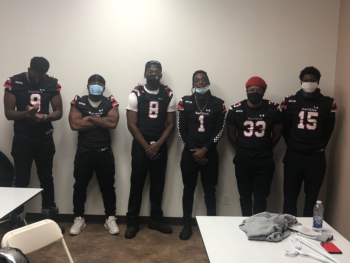 CURavensFB's tweet photo. Spending the last Sunday before Christmas boxing groceries for those in need with the Sun Youth football organization in MTL 🎄🏈 https://t.co/TCbQOzou1c