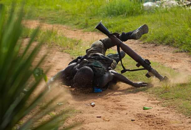 DimitriSabo's tweet image. Kooo c'est nous on n'a délogé le président LAURENT GBAGBO.
Il est mieux de dire un jour a la face du monde que c'est l'armée française qui vous a aidé.

On mange pas ''malo woussou'' pour tirer un rpg.