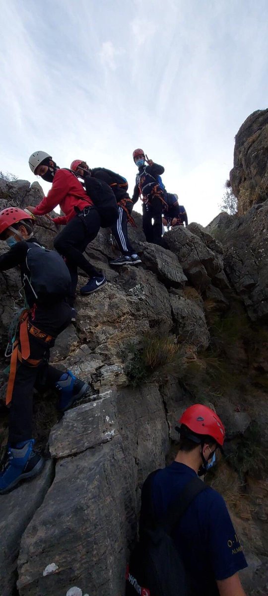 HogarAlmeraya's tweet photo. El circulo de Cadetes Medina 🧗🏼‍♀️🧗🏽han disfrutado de una gran mañana en el Barranco de los Marmoles en el bonito rincon de Alhama de Almeria, para darle fin al trimestre.
¡Viva la OJE!  😜😜
#DomingoOJE #Hacemosoje❤️💛💙 #Actividadautorizadaporlaregional #rapel #barranco #juventud https://t.co/YZV65cxDlz