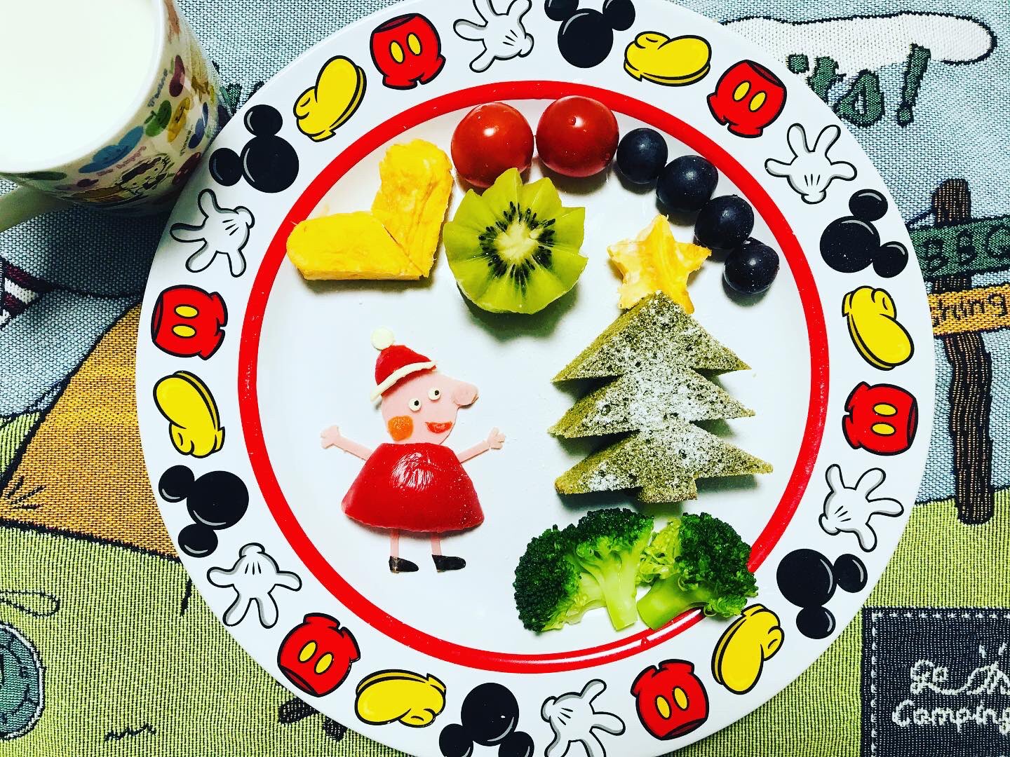 Carol 12 21 昨日作った抹茶バウンドケーキをクリスマスツリーに レシピは二枚目にどうぞ 180度35分です クリスマスプレート クリスマス Christmas Christmasplate 朝ごはん 朝食 朝ごはんプレート 子供ごはん 子供ご飯 私のおいしい写真