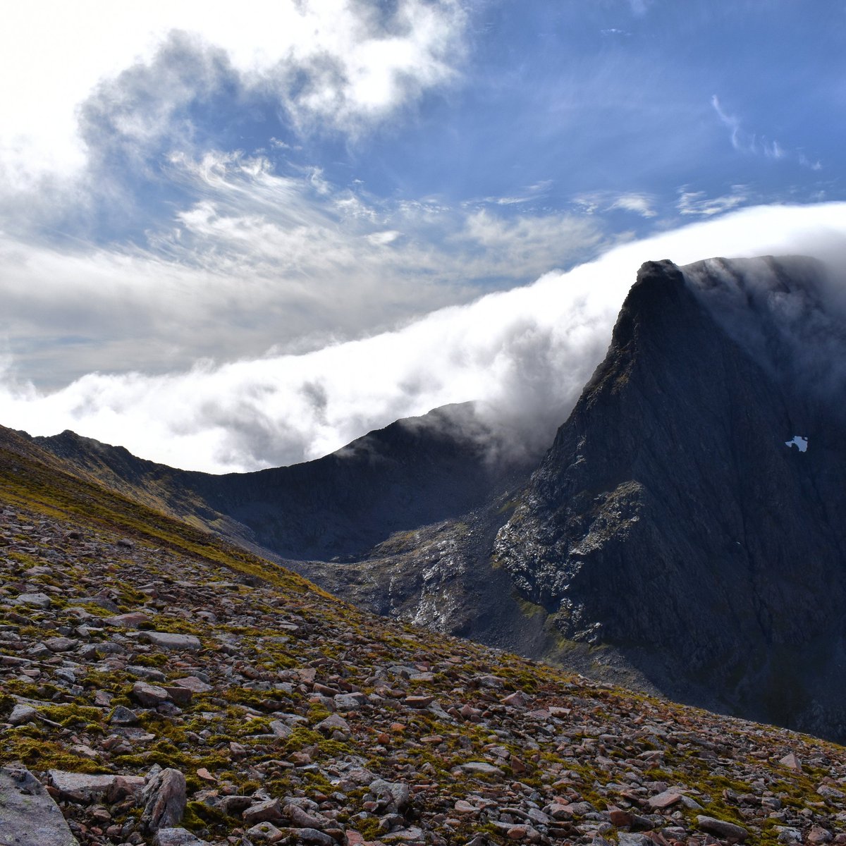 It was a magical moment once the clouds parted and let us the CMD Arete for the first time. I couldn't wait to get walking on it, love an adventure and a challenge 😝 can't wait for the day we can get to the mountains again 🗻 #happyfeethiker #happyhiking #hikewalkexplore #point6