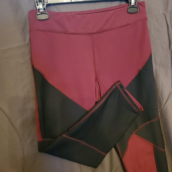 renellebella's tweet photo. So good I had to share! Check out all the items I'm loving on @Poshmarkapp #poshmark #fashion #style #shopmycloset #apt9 #neimanmarcus #champion: https://t.co/iKuofhs3V3 https://t.co/KrsdxE7sJ1