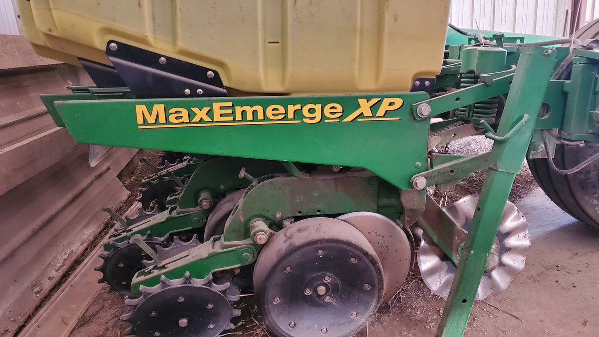 MuhlenkampJacob's tweet photo. FOR SALE: JD 1780 soybean planter. 
11 row 15" spacing 3 bu boxes, only 150 acres on new no-til coulters, disc openers, and copperhead closing wheels.

Also for sale: J&amp;M 250 wagon with tarp and auger.

Message me for details https://t.co/icP7Maaj7d