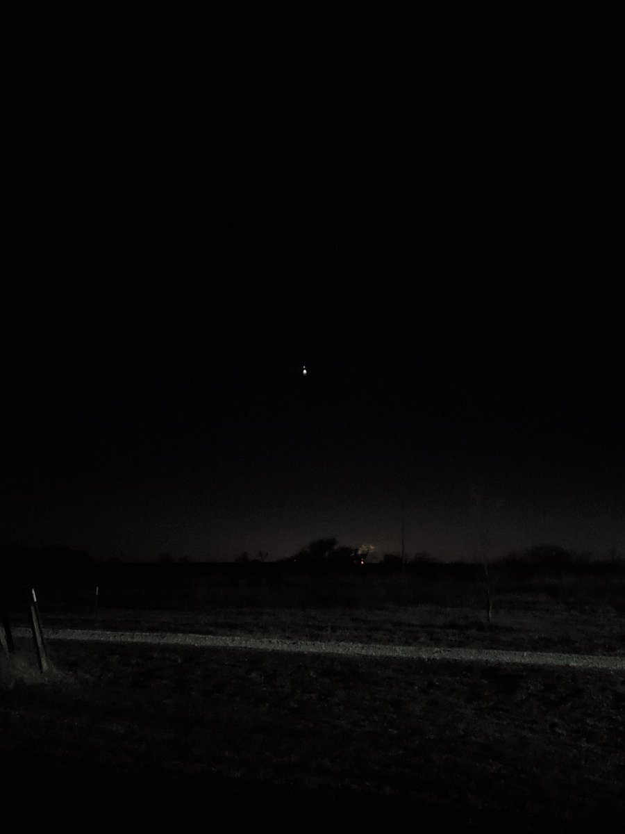 FindAngel's tweet image. Anyone else start looking at planets aligning as the #ChristmasStar2020 
Yep, it is that tiny white bright dot!