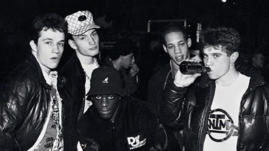 Jusqu’au milieu des années 90, le rap est un genre encore très confidentiel en France et peu de groupes peuvent se permettre d’enregistrer des disques!