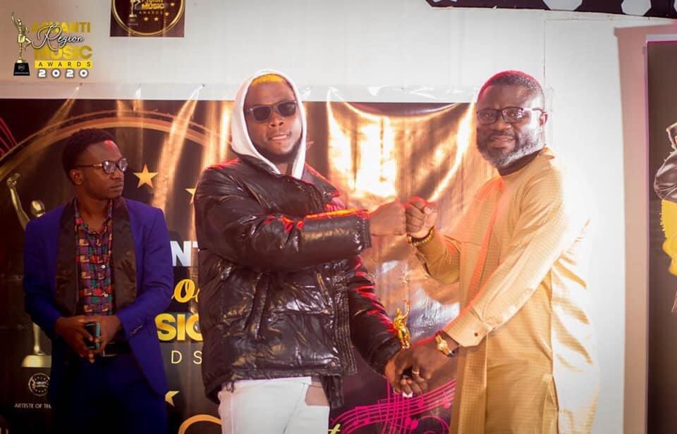PhaizeGh's tweet photo. @Flowkingstone_ @shattawalegh @onua_zionfelix @djsliming BLESS UP FOR PUTTING ME ON
YOU SHOWED ME TO GHANA AND THE WORLD.
ASHANTI REGION HIPHOP ARTISTE OC THE YEAR
#ARMA20 
#KumericaInvasionProject 
#AhodwoLasVegas https://t.co/gson4GRLnc