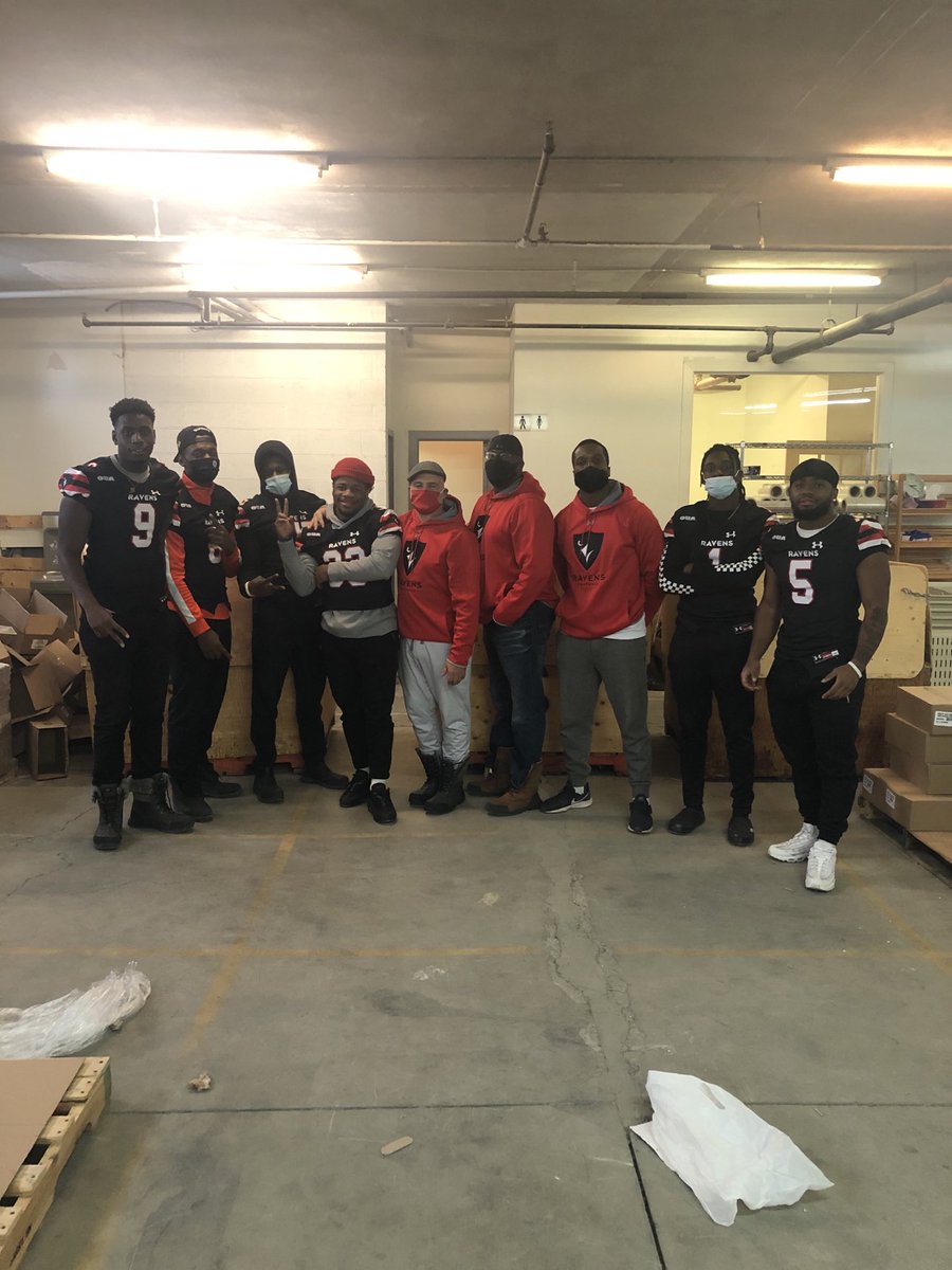 SaintVilien's tweet photo. CARLETON RAVENS GIVING BACK TO THE COMMUNITY FOR THE HOLIDAYS IN MONTREAL!! IN THESE TIMES OF NEED, IT IS IMPORTANT TO ALWAYS PAY IT FORWARD! https://t.co/su8v65nRp1