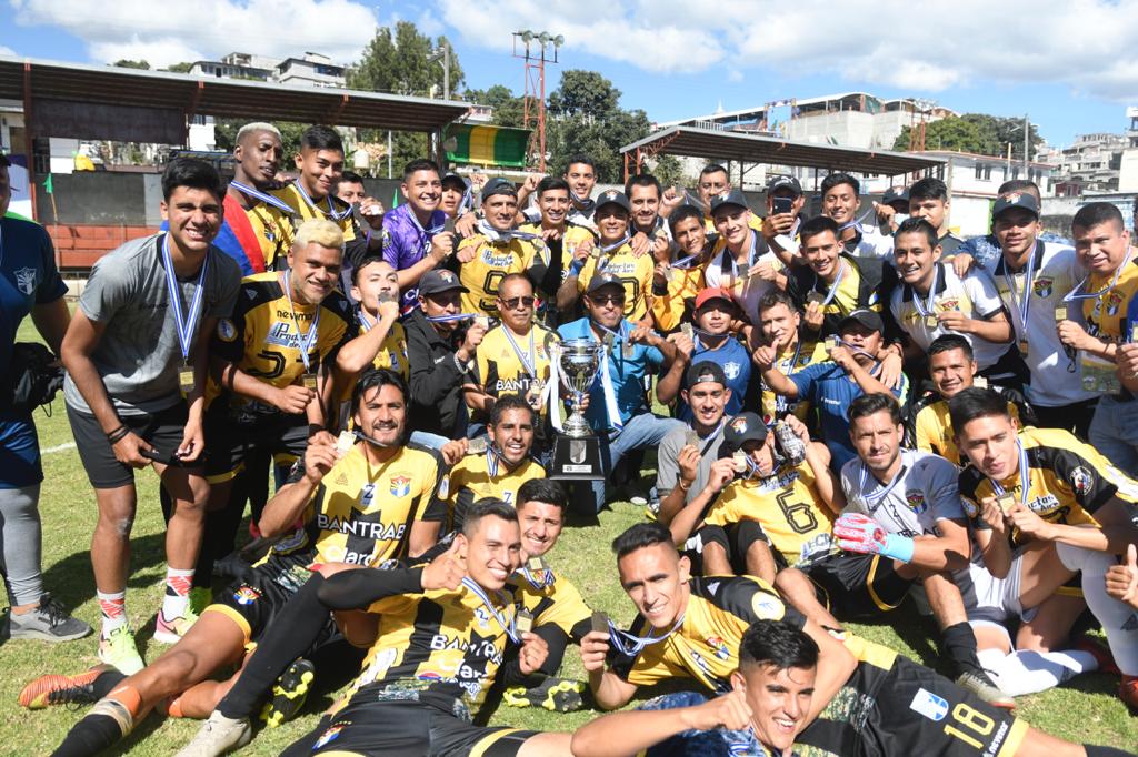 #AscensoGT | "Los Tigres" 🐯 de <a href="/OficialAuroraFC/">Aurora FC</a> celebran a lo grande tras coronarse como campeones del Torneo Apertura de la Primera División, en el estadio Xambá bit.ly/3h4CQpm

📸 <a href="/noel_solis/">Omar Solís</a>