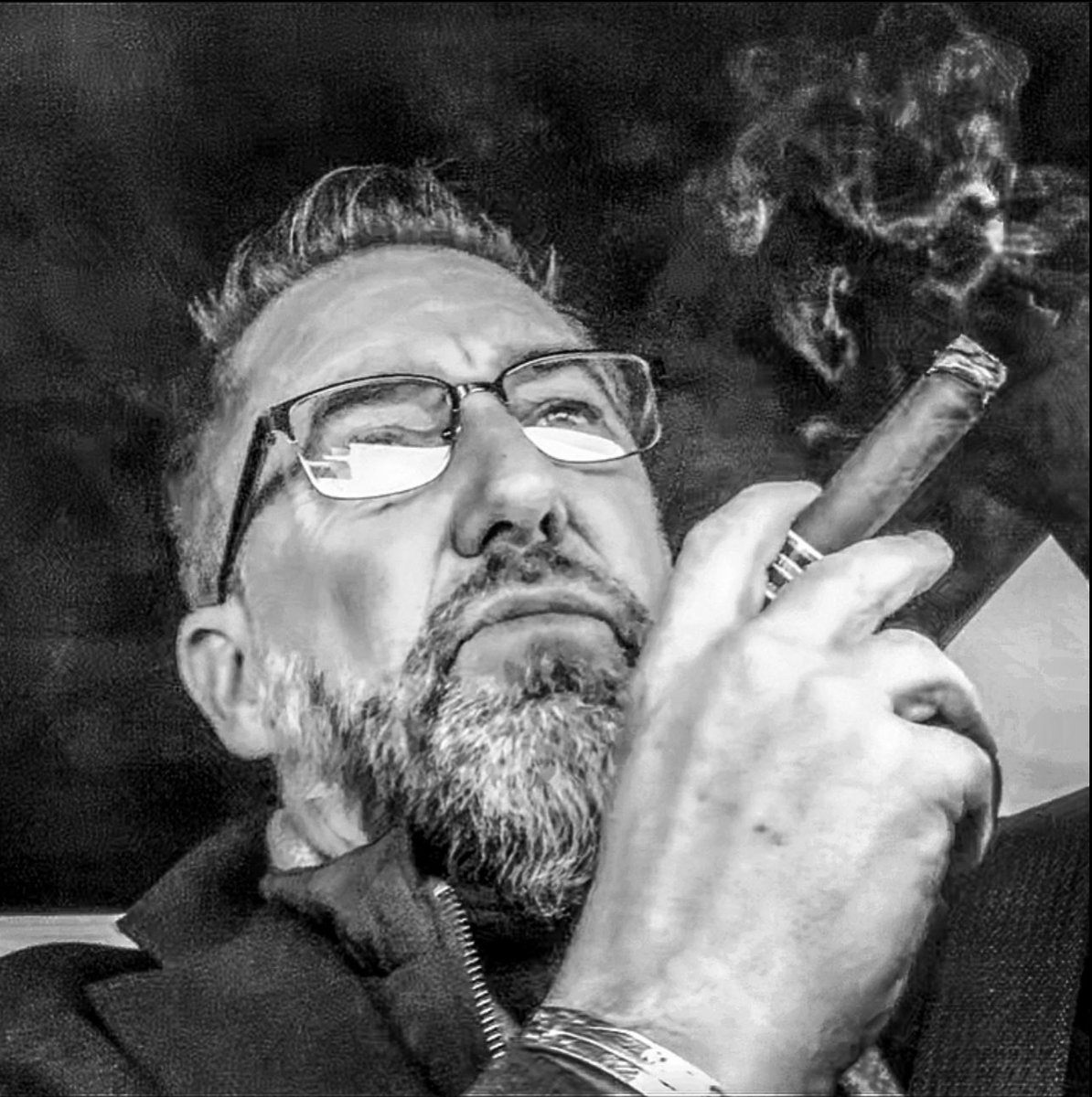 jasonsweet419's tweet photo. 2020 has been one hell of a year, watching as the #covid #pandemic continues to hit my sisters and brothers. Just remember to take a second to just enjoy the little things in life. #cigar #Toronto Lucky for me, I have an Awesome Team!!!#Teamsters419 #MembersAndFamiliesFirst ✊🏼 https://t.co/6laozW4c3p